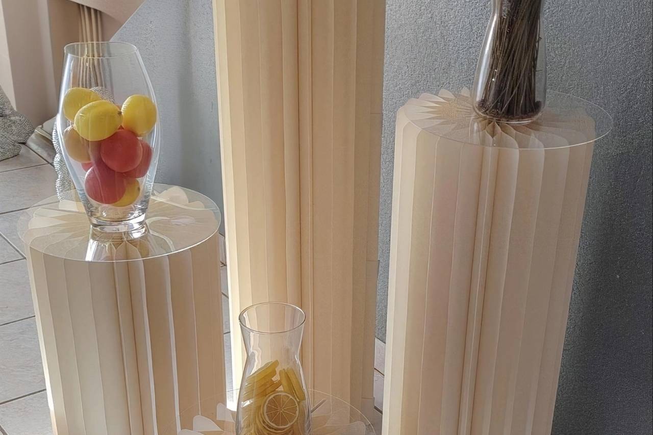 Colonnes plissées crème surmontées de vases de citrons et de lavande