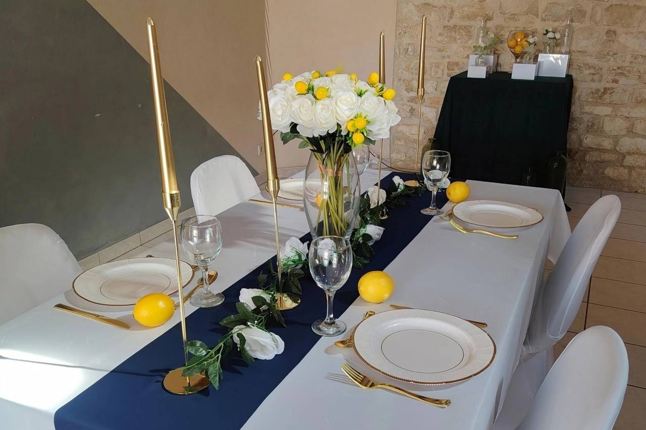 Autre vue de la table citron et marine, avec un buffet nappé de noir au fond